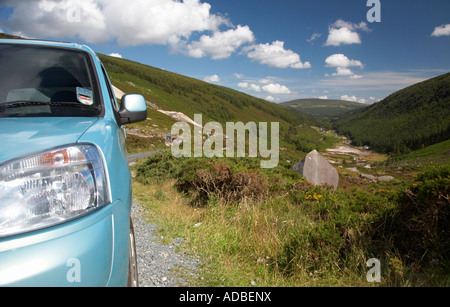 Le projecteur et l'avant de voiture bleue garée dans road aire dans le Wicklow Gap regarder en arrière vers glendalough Banque D'Images