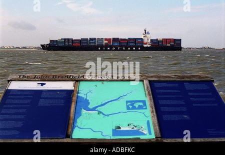 Navire quittant le port de Felixstowe dans le Suffolk, comme vu de la John Bradfield zone d'affichage. Banque D'Images