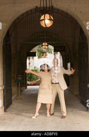 Caucasian Couple d'âge moyen (45-50) célébrant à l'entrée et porche pour Lightner Museum à St Augustine en Floride USA Banque D'Images