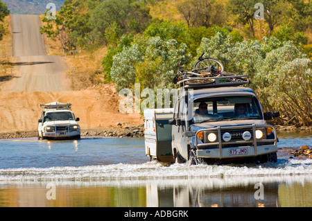 4WD à la Pentecôte River Crossing sur la Gibb River Road Durack éventail en arrière-plan l'ouest de l'Australie Banque D'Images