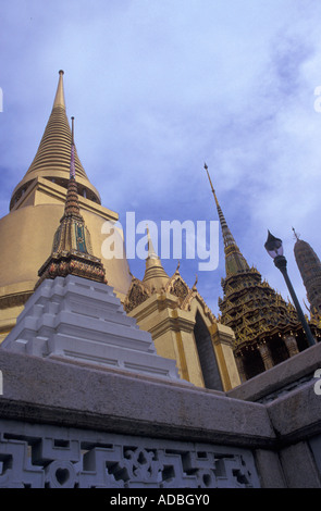 Vue générale de Phra Sri Rattana Chedi, grand Palace, Bangkok, Thaïlande Banque D'Images