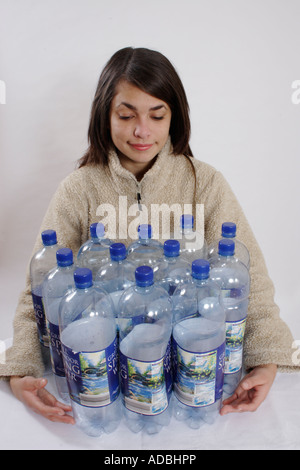 Teenage girl/woman posing veste polaire avec 12 bouteilles d'eau en plastique Banque D'Images