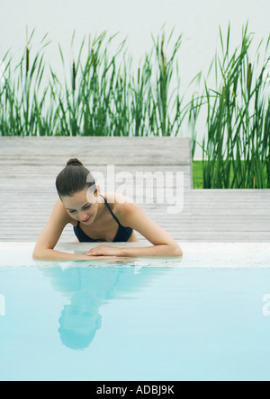 Portrait bord de piscine, se voir en surface de l'eau, le lac en arrière-plan Banque D'Images