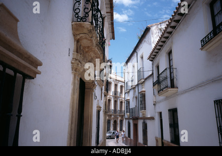 Les maisons blanchies à la chaux dans les rues étroites de colline andalouse ville de Ronda Espagne Banque D'Images