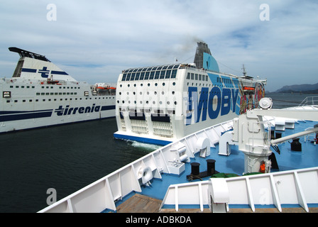 L'arrivée au port d'Olbia Sardaigne Moby Lines Ferry Aki couverts dans les graphiques illustrant les personnages de dessins animés Banque D'Images