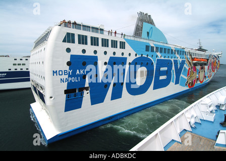 L'arrivée au port d'Olbia Sardaigne Moby Lines Ferry Aki couverts dans les graphiques illustrant les personnages de dessins animés Banque D'Images