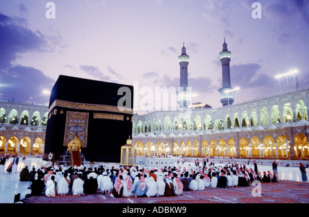 Makkah Arabie Saoudite pèlerins Hadj agenouillés par la Kaaba à Masjid al-Haram Banque D'Images