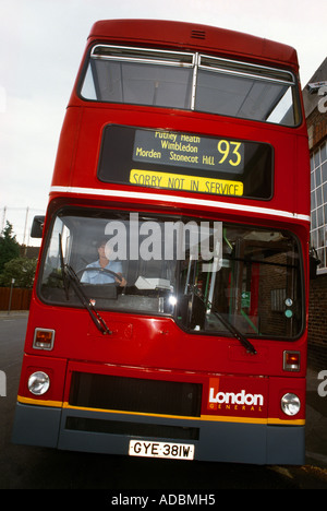 Pilote de bus femelle avec bus mains sur le volant non en service Banque D'Images