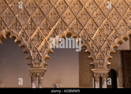 Cusped d'arches, la Cour, Cour du Maidens, Patio de las Apartment Doncellas, El Alcazar, Alcazar, Séville, Séville, Espagne, Province Europe Banque D'Images