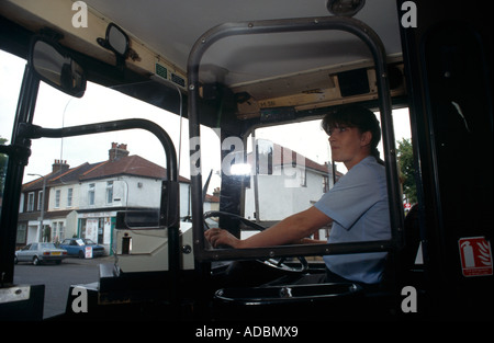 Femme chauffeur de bus avec les deux mains sur le volant Banque D'Images