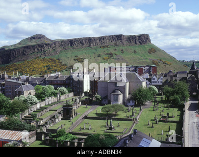 dh SALISBURY CRAGS EDINBURGH Canongate Chruch Cemetery Royal Mile Crags and Arthurs Seat scotland Cannongate kirk Banque D'Images