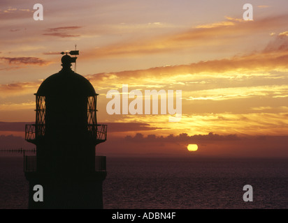 Dh RUDHA REIDH Lighthouse CROMARTY ROSS et coucher de soleil sur la mer ciel cloudscape orange Minch Banque D'Images