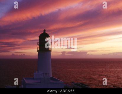 Dh RUDHA REIDH Lighthouse CROMARTY ROSS et coucher de soleil sur la Minch Ecosse soir crépuscule violet rouge soleil Banque D'Images