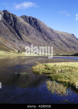 dh Loch Achtriochatan GLENCOE ARGYLL escarpé Eagach le soir Chancellor montagnes marron clair lochside glen coe paysages de la vallée de l'écosse Banque D'Images