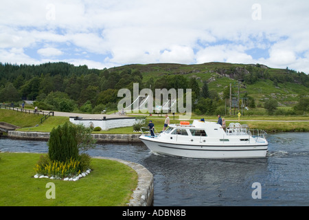 CALEDONIAN CANAL dh Aberchalder INVERNESSSHIRE bateau croisière à entrer dans le Loch Oich Pont de Oich Banque D'Images