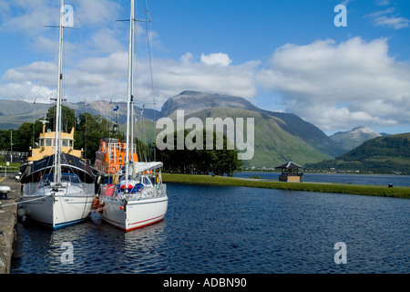 Dh Corpach Caledonian Canal INVERNESSSHIRE Yachts et bateaux amarrés à quai la montagne Ben Nevis Banque D'Images