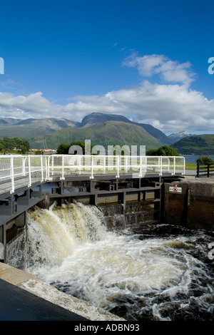dh Corpach CANAL CALEDONIAN INVERNESSSHIRE Corpach Sea Lock British Waterways Ben Nevis montagne royaume-uni verrouille l'écosse voies navigables intérieures Banque D'Images