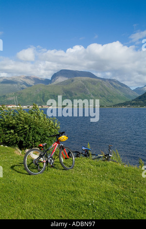 Dh le Loch Linnhe CORPACH INVERNESSSHIRE deux vélos de montagne Ben Nevis en stationnement rive vtt ecosse highlands Banque D'Images