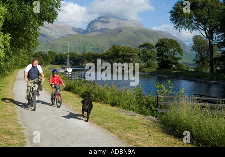 dh Corpach towpath écosse CANAL CALEDONIAN INVERNESSSHIRE deux VTT cycliste sur une piste de remorquage, en famille, avec promenade en chien parcourir les chemins enfants Banque D'Images