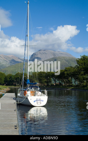 dh Corpach Highlands ecosse CANAL CALEDONIAN INVERNESSSHIRE Yacht canal Ben Nevis montagne voies navigables intérieures royaume-uni bateau voies navigables Banque D'Images