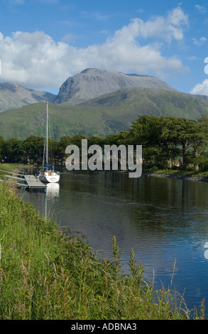 Dh Corpach Caledonian Canal Yacht amarré aux côtés INVERNESSSHIRE canal montagne Ben Nevis Banque D'Images