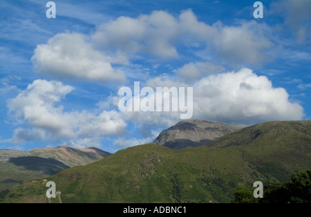 Dh Ben Nevis, FORT WILLIAM, Ben Nevis INVERNESSSHIRE mountain top avec ciel bleu et nuages moelleux Banque D'Images