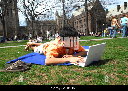 Étudiant de Yale travaille sur un ordinateur sur le campus à l'extérieur durant une journée de printemps chaud Banque D'Images