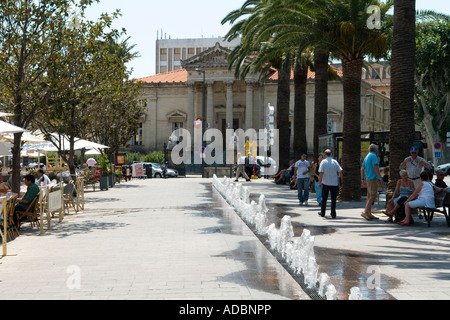 Fontaine en place Arago wtih palais de justice au-delà de la ville de Perpignan Languedoc Roussillon France Europe Banque D'Images