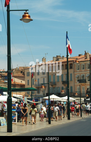 St Tropez vente artistes front occupé photos & tourist personnes parcourt le long de l'été sur la chaussée Cote d Azur Sud de la France Banque D'Images