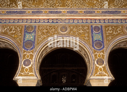 En forme de fer à cheval, almohade, arch arches en forme de fer à cheval, carreaux de céramique, cour, El Alcazar, Alcazar, Séville, Séville, Espagne, Province, Europe Banque D'Images