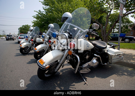 Des rangées de policiers à motocyclette alignés à l'extérieur un salon funéraire pour un ancien député au Connecticut Banque D'Images