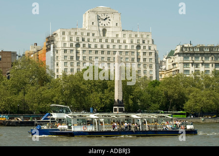 Londres Tamise Bateau Mouche bateau de type aiguille Cléopâtre passant & Shell Mex House building sur le remblai Banque D'Images