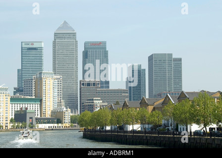 Tamise avec de nouveaux développements sur le logement au bord de l'autre rive de la Canary Wharf Docklands complexe réaménagement East London England UK Banque D'Images