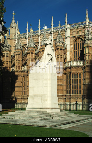 Westminster statue du roi George V avec l'abbaye de Westminster au-delà Banque D'Images