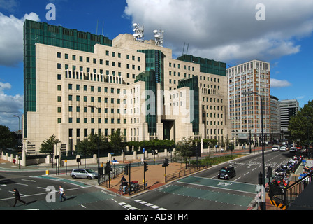 Vauxhall Cross le Mi6, service secret de l'administration centrale riverside building & major road junction interchange côté sud de Vauxhall Bridge, London England UK Banque D'Images