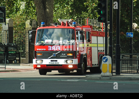 London Fire Brigade Volvo Fire Engine & Crew en cas d'appel d'urgence en roulant sur le mauvais côté de la route pour traverser le pont Vauxhall carrefour des feux de circulation Angleterre Royaume-Uni Banque D'Images