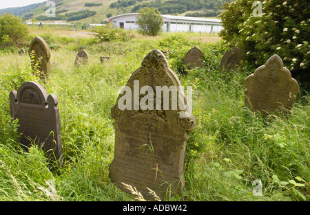 Cimetière envahi par la Chapelle à Bérée à Blaina Blaenau Gwent Wales UK construite en 1842 et ouverte au culte en 1850 Banque D'Images