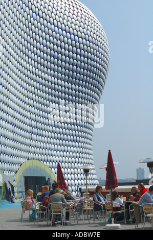 Shoppers prendre un repos dans cafe zone à l'extérieur de bâtiment Selfridges Birmingham England Banque D'Images