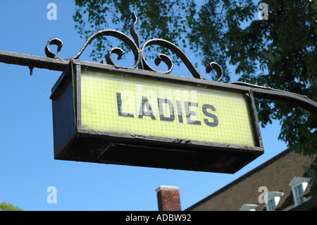 Toilettes Les toilettes publiques traditionnelles dames signer London England Banque D'Images