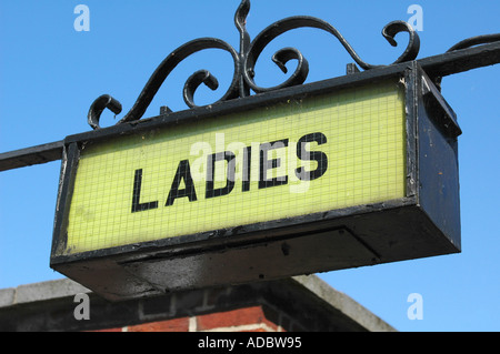 Toilettes Les toilettes publiques traditionnelles dames signer London England Banque D'Images