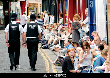 File d'attente des fans pour vivre huit 8 billets sur trottoir que deux policiers à pied passé à Bristol England UK Banque D'Images