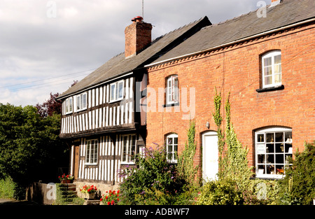 Cadre en bois noir et blanc maison avec plus de modern maison en brique à Pembridge Herefordshire Angleterre UK Banque D'Images