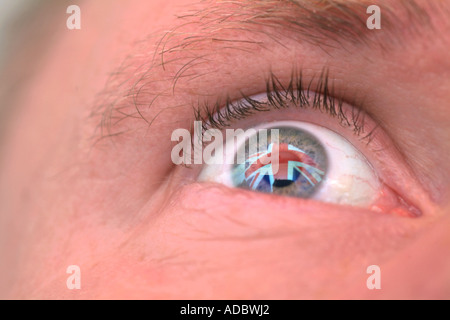 Un pavillon britannique reflète dans une man's eye patriotique patriotisme concepts Angleterre Banque D'Images