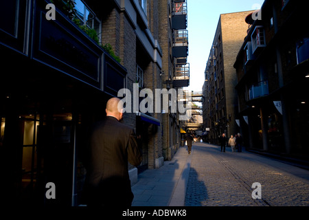Londres Angleterre le long de la rivière Thames Businessman promenades le long de rues Banque D'Images