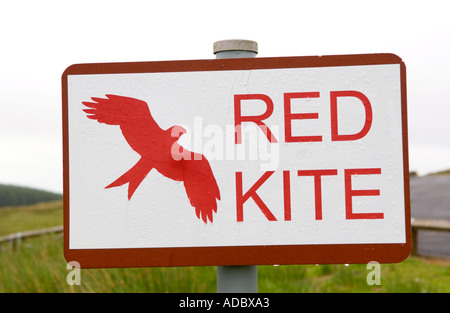 RED KITE signe sur l'Epynt zone d'entraînement militaire de l'armée britannique près de la chapelle Powys Pays de Galles UK Banque D'Images