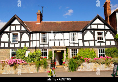 Grande maison de bois et de la pierre de construction dans la rue large Weobley Herefordshire Angleterre Royaume-uni UE GO Banque D'Images