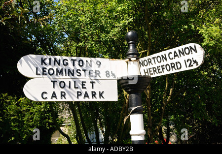 Route en direction de signer au Weobley Herefordshire Angleterre UK Banque D'Images