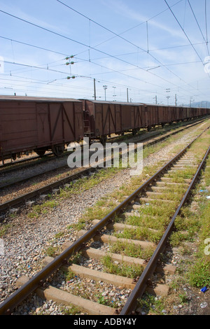 Train de fret et les rails comme vu de l'intérieur de la gare ferroviaire de Gaziantep Turquie Fevzipasa près d'Antep Banque D'Images