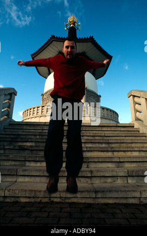 Crédit photo DOUG BLANE Doug Blane pratiquant le Parkour factory ♡ lovely fairies ♡ pascal Alexandra au cercle de pierre Willen, Milton Keynes Banque D'Images