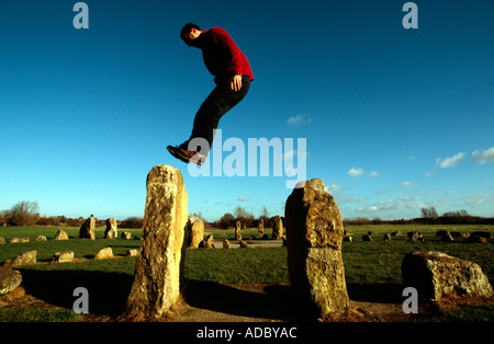 Crédit photo DOUG BLANE Doug Blane pratiquant le Parkour factory ♡ lovely fairies ♡ pascal Alexandra au cercle de pierre Willen, Milton Keynes Banque D'Images